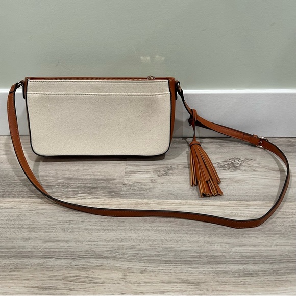 NEW London Fog Evelyn Medium Crossbody Purse Bag Cream Canvas Tan Faux Leather - Picture 3 of 12
